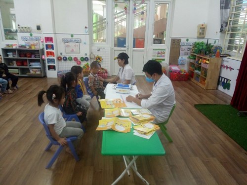 Trường Mầm non Ninh Hiệp tổ chức khám sức khỏe lần 1 cho học sinh.